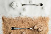 Brauner und weisser Zucker Brauner und weisser Zucker